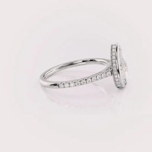 แหวนเพชรทรงลูกแพร์เพาะเลี้ยงในห้องปฏิบัติการ ได้รับการรับรองจาก IGI ประดับเพชรแบบเฮโล พร้อมวงแหวนแบบ Pave Band ทำจากเงินแท้ 925 - Product Image 6