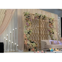 Mur de bougies élégant et scintillant pour réception romantique, mur de bougies moderne pour scène de mariage, réception aux États-Unis