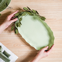 Plateau de service en métal avec poignées en forme de feuille, plateau décoratif d'inspiration printanière pour la nourriture, le café et les réceptions à domicile, fournisseur OEM ODM personnalisé