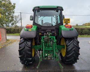Tractor Agrícola John Deere 6320 Diésel de 100HP 4WD con Transmisión por Engranajes y Cabina Cerrada para Trabajo de Campo - Product Image 3