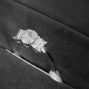 Bague de fiançailles classique à trois pierres ovales au centre avec des côtés en taille émeraude, argent sterling 925 en or blanc 10 carats, diamant de laboratoire - Product Image 5