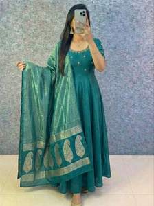 Kurta Tradicional India de Seda Vichitra para Mujer, Hecha a Mano en Banarasi, de Alta Calidad a Precio Razonable, Disponible en 7 Días - Product Image 5