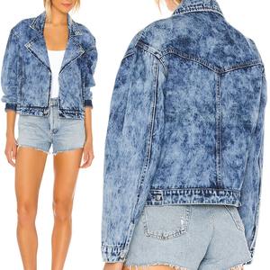 Veste en jean respirante avec logo personnalisé pour femmes Veste en jean courte à col zippé avec poches cargo sur le devant Veste en jean - Product Image 3