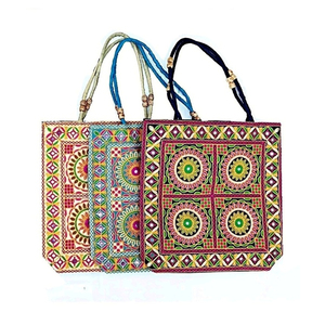 Bolsos y Carteras Bordados con Múltiples Diseños para Mujer, Moda de Bengala Occidental con Cierre de Cremallera y Precios Atractivos - Product Image 4