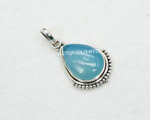 925 Plata de Ley sólida mes de marzo piedra natal Calcedonia azul con ajuste de bisel colgante en forma de pera - Product Image 1