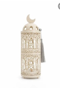 Elegante Farol Marroquí de Metal con Acabado Blanco y Paneles de Vidrio con Intrincados Recortes, Luz Suave de Vela para Decoración Festiva del Hogar - Product Image 3