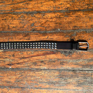 Ceinture Western en Cuir Pleine Fleur de 40 mm Style Gaucho avec Clous Pyramidaux, Boucle en Laiton Massif Finition Nickel, Taille Personnalisée, Artisanat du Cuir - Product Image 4