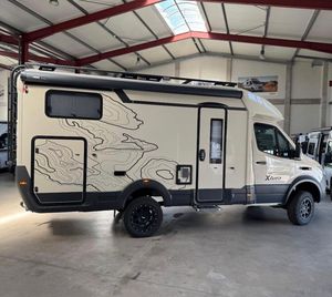 Nouvelle Camper Van de Luxe 4x4 Tout-Terrain 4 Places en Fibre de Verre avec Four à Micro-ondes, Salle de Bain, Lit et Télévision - Product Image 4