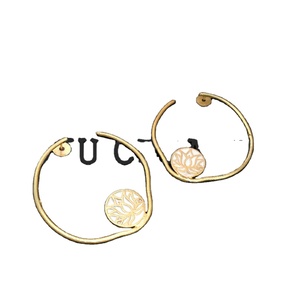 Boucles d'oreilles plaquées or faites à la main pour femmes, boucles d'oreilles tendance en forme de cœur en laiton, design en émail blanc Lotus - Product Image 1