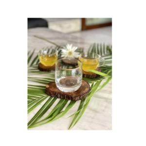 Sous-verres en bois de noyer naturel de style classique avec logo personnalisable pour la décoration de table et les cadeaux de fête à la maison et au bureau - Product Image 3