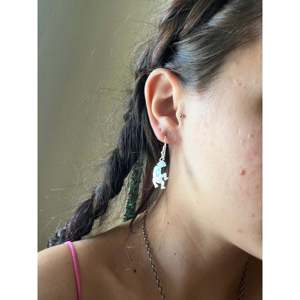 Pendientes Colgantes de Plata de Ley Hechos a Mano con Diseño de Mariposa Navajo, con Perlas de Agua Dulce y Detalles de Diamantes para Bodas y Fiestas - Product Image 2