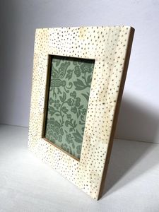 Fabriqué à la main crème brun ethnique incrustation os mosaïque cadre Photo Vintage Boho Style unisexe mondial éclectique décor cadeau - Product Image 4