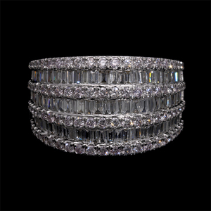 Elegante Juego de puntas de canal alternantes de anillo de banda de varias filas de oro blanco de 14 quilates con diamantes Baguette redondos naturales - Product Image 1