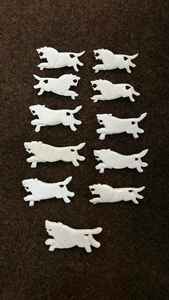 Broches de hueso étnicos hechos a medida intrincadamente tallados a mano. Ideal para broches de hueso que añaden un toque terroso y elegante que se destaca - Product Image 3