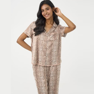 Conjunto de pijama de satén estampado para mujer Camisa de manga corta y pantalones largos Ropa de dormir suave - Product Image 4