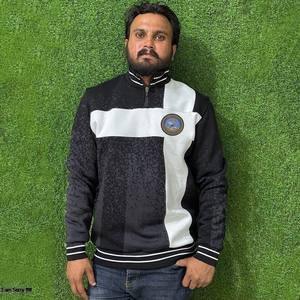 เสื้อฮู้ดผู้ชายแบบคอโอ ซิปครึ่งตัว ผ้าฝ้าย 100% ปักลายเรียบ ซับในผ้าฟลีซ ย้อมสีพื้น สไตล์ซิป สำหรับฤดูหนาว รับผลิตแบบ OEM - Product Image 1