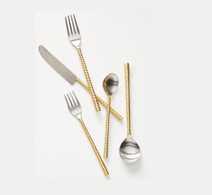 Juego de cubiertos de acero y latón de calidad superior asequible, diseñado para complementar la decoración de cocina clásica y contemporánea - Product Image 1