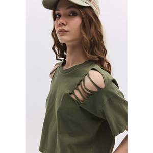 Camiseta Corta con Hombros Descubiertos - Product Image 3