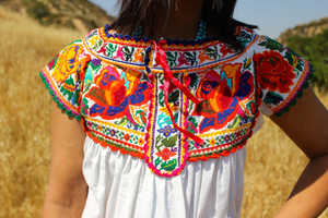 Blouse folklorique mexicaine 100% coton gazeux, brodée à la main, avec des broderies très détaillées, style paysan - Product Image 4