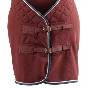 Manta para Caballo de Tela Oxford 600D Color Granate en Forma de U con 2 Correas para las Patas, Solapa Media para la Cola, para Uso en Exteriores en Todas las Estaciones - Product Image 5