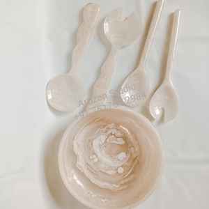 Juego único de resina para servir ensalada de vainilla, cuchara y tenedor coloridos hechos a mano para restaurante, buffet, hotel y comedor en casa - Product Image 1