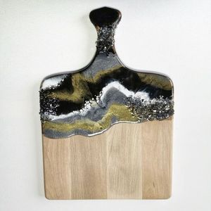 Planche à découper en résine fabriquée à la main avec une rivière époxy bleu océan clair à travers une base en bois dur parfaite pour la présentation des aliments - Product Image 4