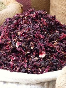 PÉTALES D'HIBISCUS NATURELS ROUGES SÉCHÉS POUR DE DÉLICIEUSES INFUSIONS DE THÉ PRÉPARATION ALIMENTAIRE ET BOISSON SAINE AU QUOTIDIEN - Product Image 2