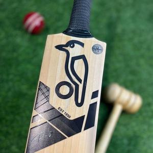 Bate de críquet KOOKABURRA de madera de sauce inglés con mango corto - Product Image 1