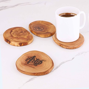 Juego de posavasos de estilo mediterráneo rústico redondo de madera de olivo ecológico grabado a mano para bebidas - Product Image 3