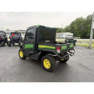 Acquista il veicolo utilitario John Deeree XUV835R per lavori agricoli e di campo, con una costruzione durevole perfetta per ter - Product Image 1
