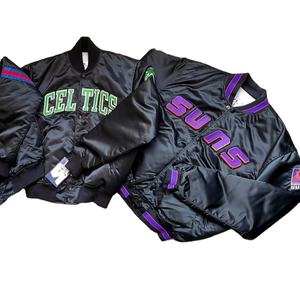 แจ็คเก็ตบอมเบอร์คอตั้งผ้าซาตินลายนูนแบบกำหนดเองสำหรับผู้ชาย สไตล์ลำลอง เบสบอล สปอร์ต ตัวอักษรแบบ Letterman ซิปหน้า กันน้ำ ระบายอากาศได้ - Product Image 1