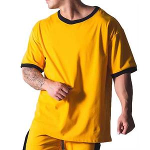 T-shirt pour homme en or jaune massif avec contraste noir, col rond haut, 100% coton, jersey uni, style décontracté, logo imprimé sur le devant, personnalisable - Product Image 2