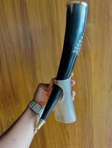 Prix de gros corne de Viking sculptée avec support jantes en laiton durables chope à bière design ange élégant pour bars et hôtels but fête - Product Image 6