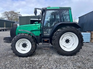 รถแทรกเตอร์ Valtra 6750 มือสอง 90 แรงม้า เกียร์ธรรมดา ห้องโดยสารปิด สำหรับงานเกษตรกรรม - Product Image 1