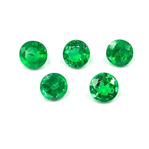 Lot de 5 pierres précieuses d'émeraude verte ronde facettée de haute qualité, calibrées avec expertise pour les montages multi-pierres - Product Image 6