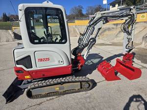 รถขุดขนาดเล็ก Takeuchi TB225 น้ำหนัก 2.4 ตัน แบบไฮดรอลิก ขับเคลื่อนด้วยดีเซล พร้อมรางตีนตะขาบแบบขยายได้ หมุนหางได้ 0 องศา - Product Image 3