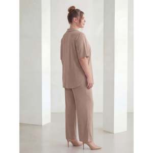 Ensemble haut et bas à col chemise et manches courtes, grande taille, couleur vison - Product Image 3