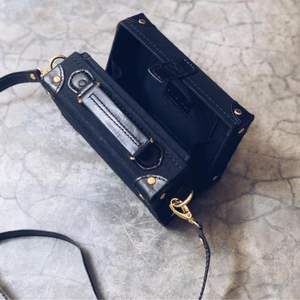 สินค้าขายดีที่สุดกระเป๋าเก็บของแข็งขนาดเล็กสไตล์วินเทจที่ได้แรงบันดาลใจในสีดำหรูหราด้วยฮาร์ดแวร์ทองที่ทำด้วยมือสำเนียงอินโดนีเซีย - Product Image 4