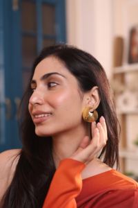 Boucles d'oreilles Solara pour femmes, en laiton, bijoux tendance pour les fêtes, fabriquées en Inde par KKATHA ACCESSORIES - Product Image 3