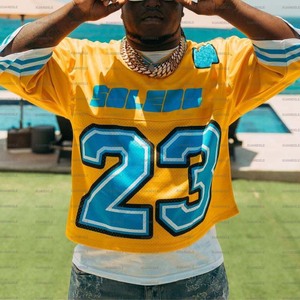 เสื้อกีฬาทีมฟุตบอลสีดำส้มเสื้อยืดกีฬาโอเวอร์ไซส์สไตล์วินเทจย้อนยุค Boxy ตาข่ายครอปสำหรับผู้ชาย - Product Image 4