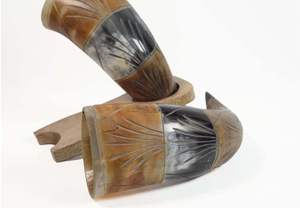 Corne à boire en métal sculptée de style bateau viking artisanale avec support en fer et corne à bière personnalisée avec des caractéristiques durables - Product Image 2