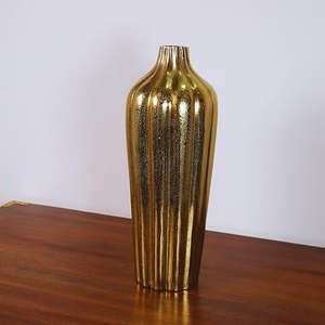 Premium Golden Aurora's Embrace Florero de metal decorativo Diseño moderno Plantas de flores de hierro para el hogar Oficina Sala de estar Dormitorio Decoración - Product Image 1