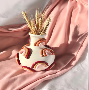 Maceta pequeña de cerámica verde con figura de Buda sentado para decoración zen, disponible a precios de mayorista. - Product Image 3