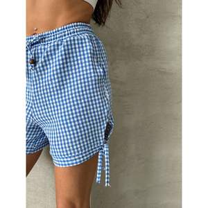 กางเกงขาสั้นผู้หญิงลายตารางสีน้ำเงินแบบผูกเชือกด้านข้าง ยี่ห้อ Topshow ขายส่ง - Product Image 2
