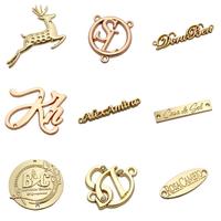 Étiquettes métalliques dorées en relief personnalisées avec logo de marque pour vêtements, vente en gros