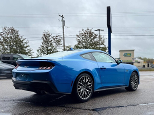 Mustang GT Premium Fastback RWD 2025 d'occasion en parfait état avec pack sécurité, toit ouvrant, démarrage à distance, intérieur cuir - Product Image 4