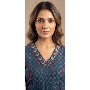 Step Grace Grandeur, Impresionante Kurta Rajastani para Mujer, Azul Estampado, de Algodón, Casual, Largo hasta el Suelo, Cuello en V, Color en Contraste, Corte Holgado - Product Image 2