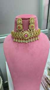 ชุดสร้อยคอแบบโชคเกอร์สไตล์อินเดียคุณภาพพรีเมียมจากผู้ผลิตโดยตรง ดีไซน์สวยงามทันสมัย เหมาะสำหรับงานแต่งงานและงานปาร์ตี้ - Product Image 6