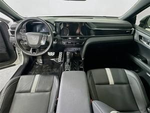 Usado cuidadosamente 2025 Toyota Camry SE 4dr Sedan (2.5L 4cyl gas/eléctrico híbrido CVT) - Product Image 4