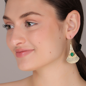Boucles d'oreilles en alliage de cuivre en laiton Dua fabriquées à la main en onyx vert | Bijoux de mariage pour femmes à la mode en plaqué or 18 carats | Fabriqué en Inde - Product Image 5